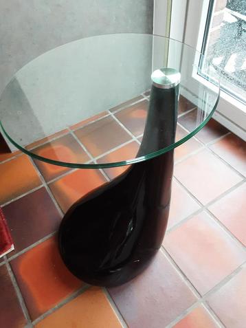 Bijzettafel in glas beschikbaar voor biedingen