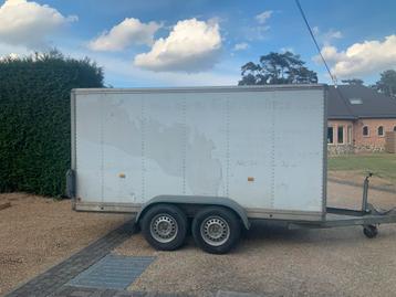 Kastwagen met oprijval beschikbaar voor biedingen