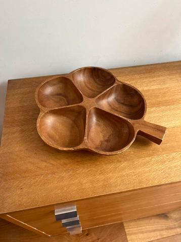 Grote houten schaal blad beschikbaar voor biedingen