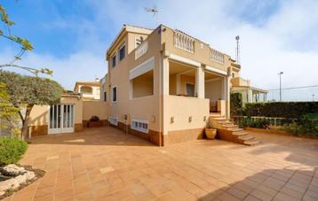 Mediterrane half-vrijstaande villa met onderbouw/Torreblanca beschikbaar voor biedingen