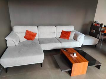 Hoek zetel (incl kussens) en voetbank te koop beschikbaar voor biedingen