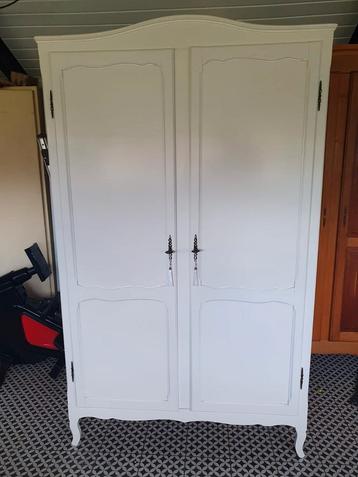 Mooie antieke kast. Geschilderd in beige. beschikbaar voor biedingen