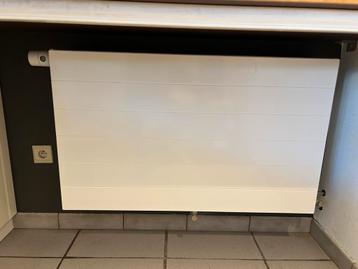 Vlakke plaat radiator met 8 aansluitingen. H600 B1000 T22 beschikbaar voor biedingen