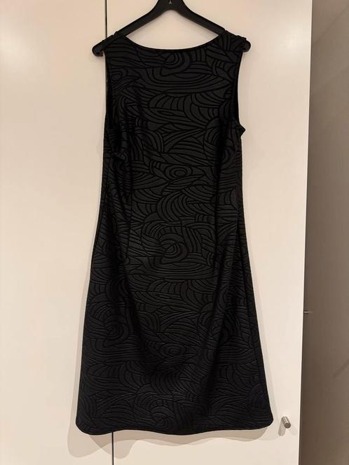 zwart kleedje met reliëfprint – in topstaat!, Kleding | Dames, Jurken, Zo goed als nieuw, Maat 38/40 (M), Zwart, Knielengte, Ophalen of Verzenden