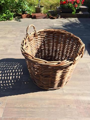 Houten mand gevlochten beschikbaar voor biedingen