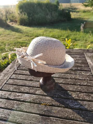 Très joli chapeau de paille, girly, idéal pour l'été., Enlèvement ou Envoi, Comme neuf, One size fits all, Chapeau
