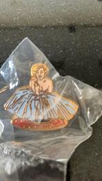 Pin’s Maryline - Marc Wayes - 4 couleurs, Collections, Broches, Pins & Badges, Comme neuf