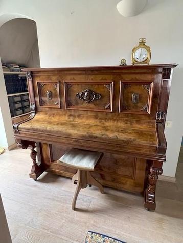 Prachtig pianomeubel in wortelhout te koop beschikbaar voor biedingen
