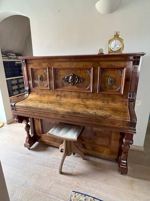 Prachtig pianomeubel in wortelhout te koop, Muziek en Instrumenten, Piano's, Gebruikt, Piano, Bruin, Hoogglans, Ophalen