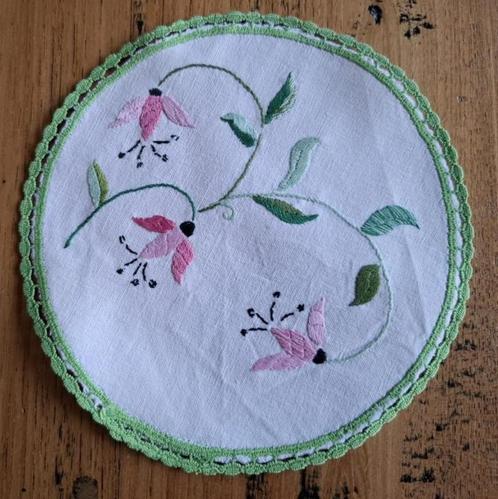 Klein Frans rond kleedje met geborduurde Fuchia's, Antiek en Kunst, Curiosa en Brocante, Ophalen of Verzenden