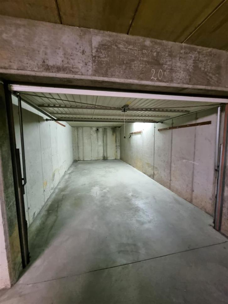 Grote garagebox van 23,40 M² in Molenbeek 1080 te koop, Immo, Garages en Parkeerplaatsen, Brussel