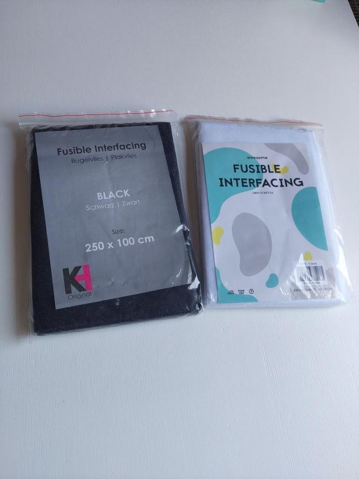 421) 2 zakken plakvlies 250x100cm wit + zwart, Hobby en Vrije tijd, Naaien en Fournituren, Nieuw, Overige typen, Ophalen of Verzenden