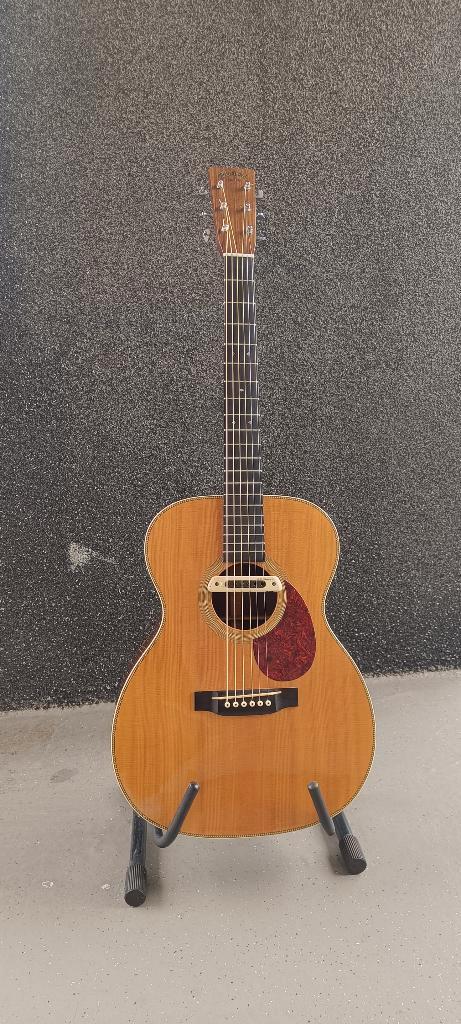 C.F. Martin OM-28V de 2000 en excellent état, Musique & Instruments, Instruments à corde | Guitares | Acoustiques, Utilisé, Guitare Western ou Guitare Folk