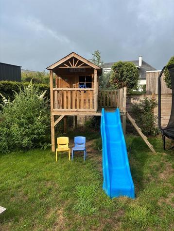 Houten speelhuisje beschikbaar voor biedingen