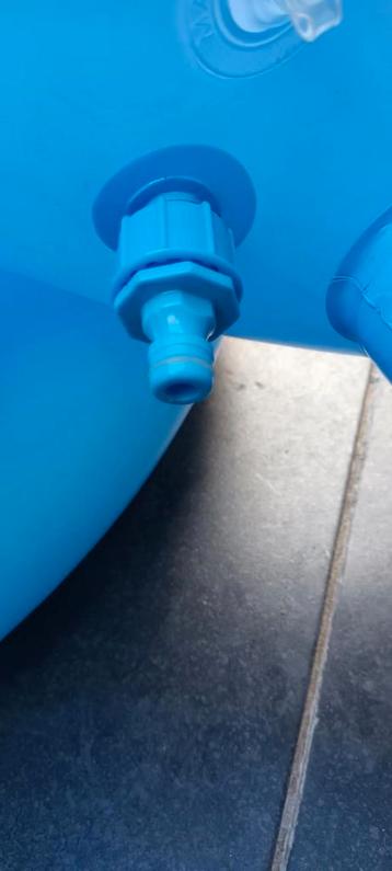 Peuterbadje met dolfijn en waterleidingaansluiting beschikbaar voor biedingen