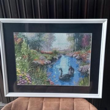 diamond painting mooi ingekaderd van een landschap met zwane beschikbaar voor biedingen