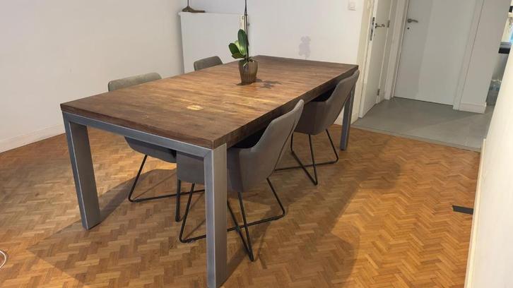 Eettafel met 4 stoelen/massief hout en metaal/in goede staat, Huis en Inrichting, Complete eetkamers, Gebruikt, 4 tot 6 stoelen