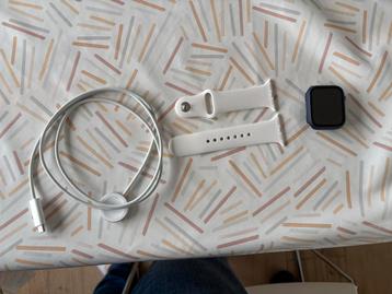Apple watch 7 + case, bandje en oplader beschikbaar voor biedingen