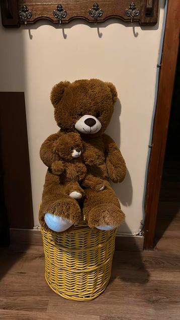 Bruine knuffelbeer met een baby’tje beer  beschikbaar voor biedingen