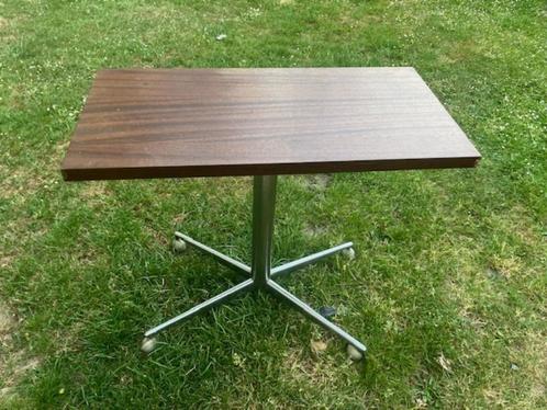 VINTAGE SALONTAFEL OP WIELTJES. JAREN 70., Huis en Inrichting, Tafels | Salontafels, Gebruikt, 50 tot 75 cm, Minder dan 50 cm