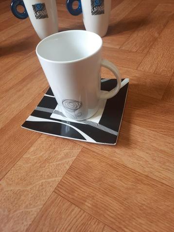 nieuwe mok met bijhorend schoteltje beschikbaar voor biedingen