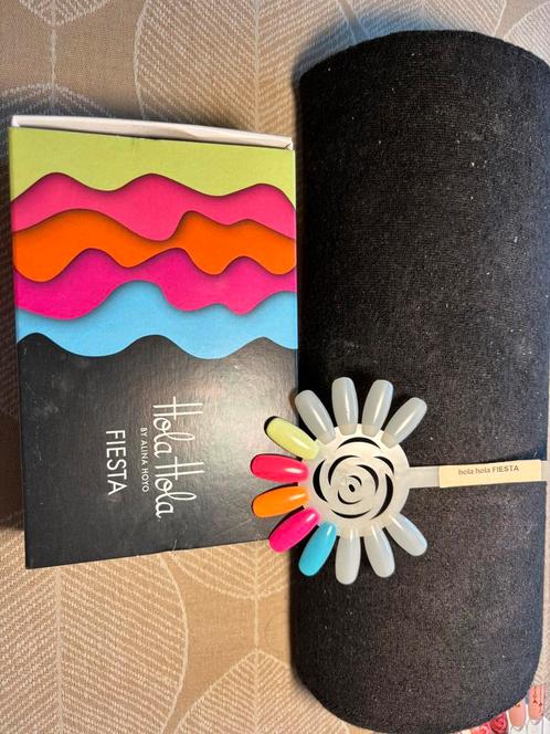 Hola hola by alina hoyo, Handtassen en Accessoires, Uiterlijk | Lichaamsverzorging, Ophalen
