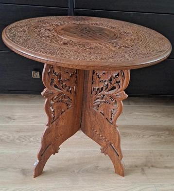Inklapbare houten tafel – handgemaakt houtsnijwerk beschikbaar voor biedingen