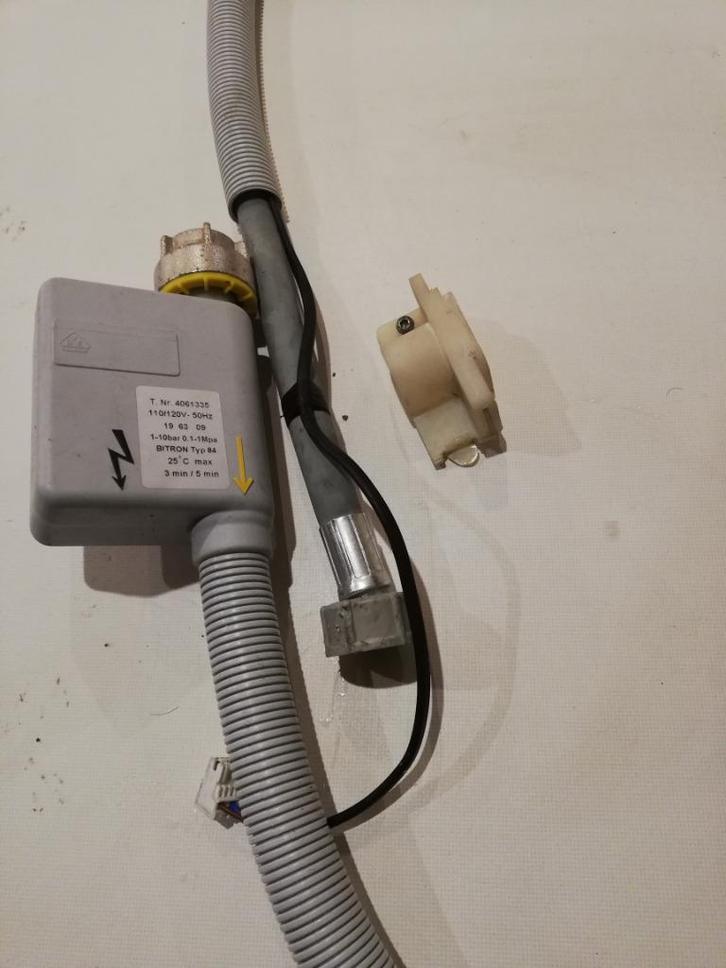 Miele  wasmachine toevoerslang, Elektronische apparatuur, Onderdelen en Toebehoren, Zo goed als nieuw, Ophalen of Verzenden