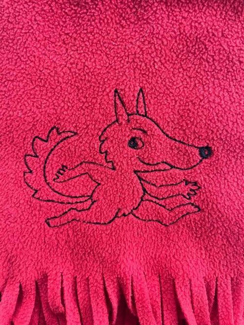 Écharpe fine en polaire rouge - Broderie « loup », Kinderen en Baby's, Babykleding | Mutsen, Sjaals en Wanten, Gebruikt, Sjaal