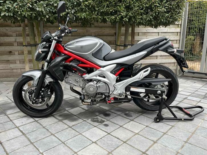 suzuki gladius 650cc **18000km** abs ** topkoffer**, Motoren, Motoren | Suzuki, Bedrijf, Naked bike, meer dan 35 kW, 2 cilinders