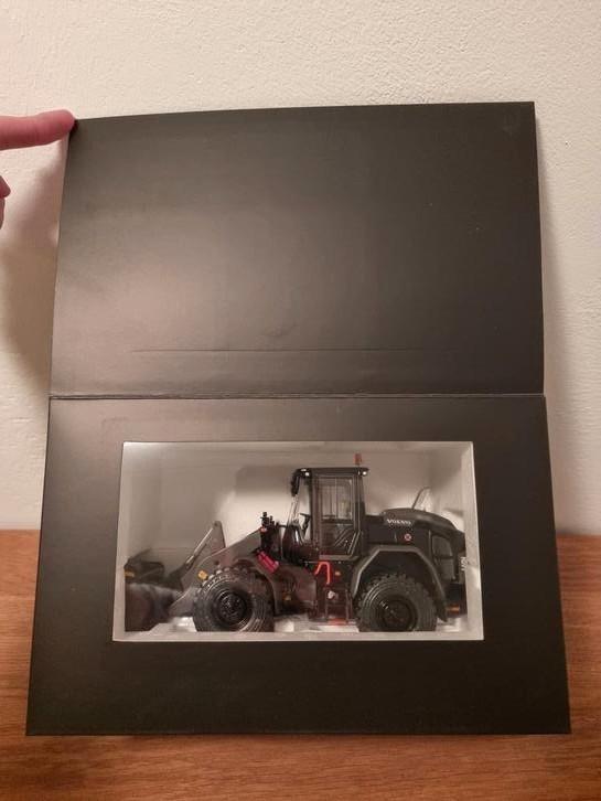 Volvo L60H Zwart Universal Hobbies, Hobby en Vrije tijd, Modelauto's | 1:32, Nieuw, Tractor of Landbouw, Overige merken, Ophalen of Verzenden