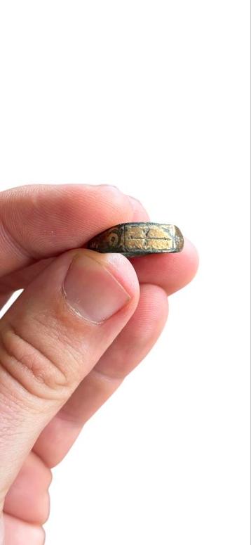 Middeleeuws ring - kruisvaardersperiode beschikbaar voor biedingen