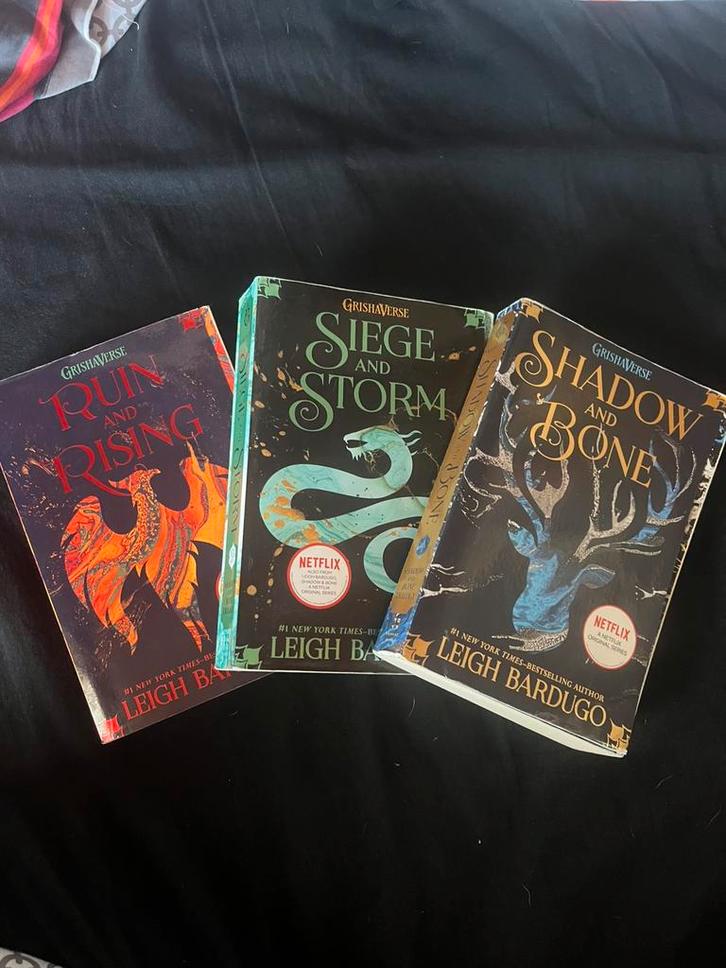 Shadow and Bone serie, Boeken, Fantasy, Zo goed als nieuw, Ophalen