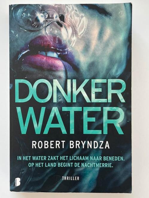 Robert Bryndza - Donker water, Boeken, Thrillers, Zo goed als nieuw, Ophalen of Verzenden
