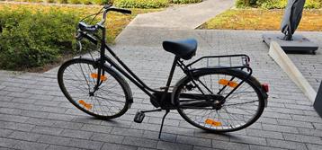 Oude damesfiets te koop beschikbaar voor biedingen