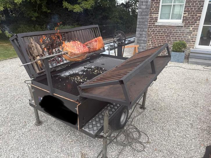 Spuug op aanhanger BBQ/méchoui/barbecue 100€/weekend, Hobby en Vrije tijd, Feestartikelen | Verhuur, Ophalen