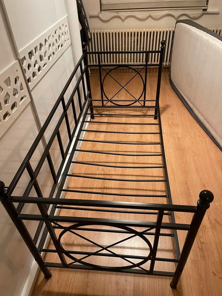 Structure de lit 1 personne en métal noir, en excellent état, Maison & Meubles, Chambre à coucher | Lits, Comme neuf, Une personne