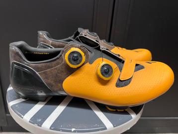 Fietsschoenen-fietshelmen beschikbaar voor biedingen