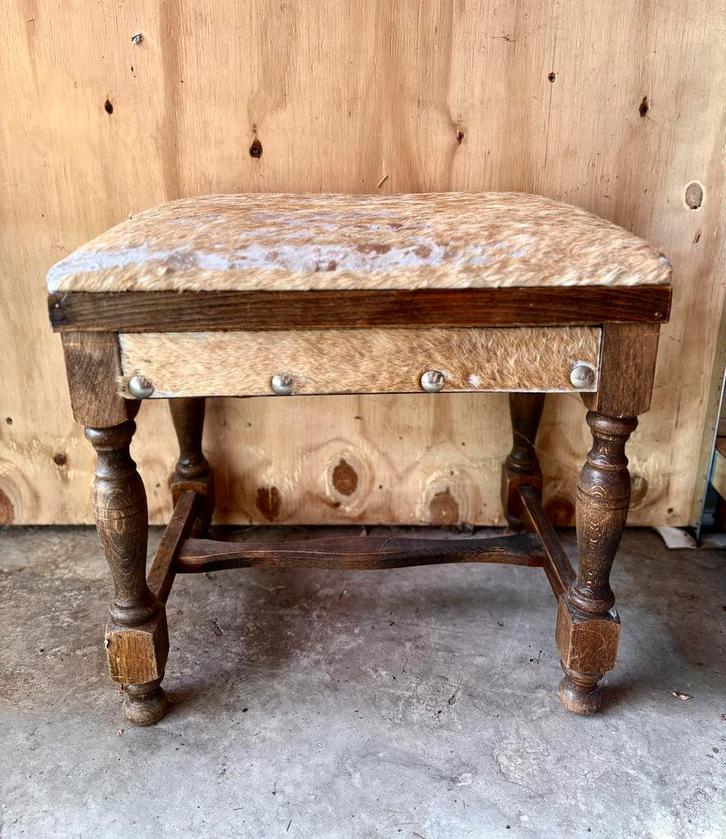 Vintage kruk met koeienhuid – uniek exemplaar, Huis en Inrichting, Krukjes, Gebruikt, Hout, Ophalen of Verzenden