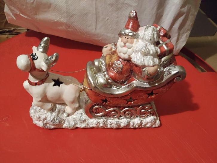 grote keramieken kerstslee met rendier en kerstman met pakje, Diversen, Kerst, Ophalen of Verzenden