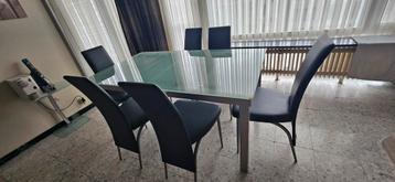 eetkamer met stoelen  beschikbaar voor biedingen