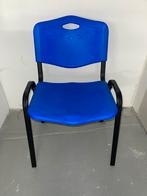 Chaise bleu électrique et noir tester chez des clients