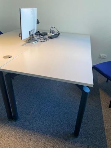 Bureau/werktafel beschikbaar voor biedingen