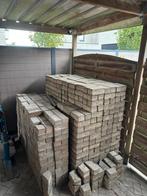 Gratis 32 m² betonklinkers en 18 opsluitbanden, Tuin en Terras, Tegels en Klinkers, Ophalen, Zo goed als nieuw