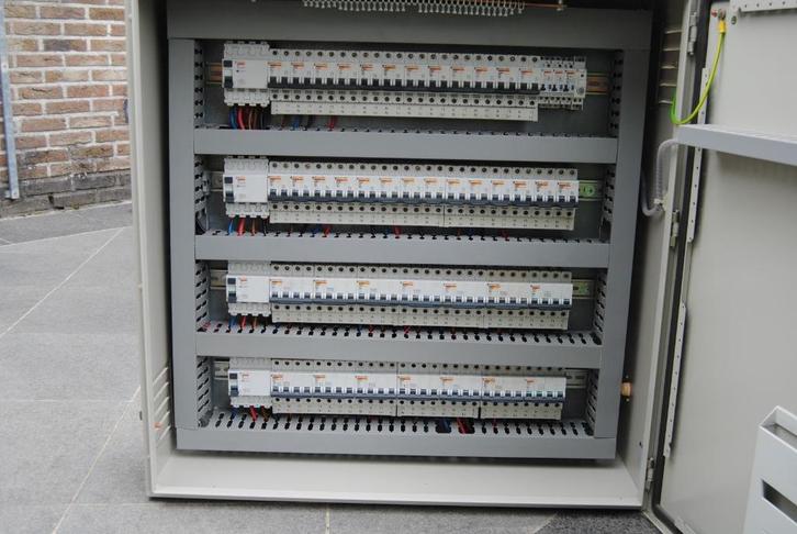 Zekeringkast met differentieelschakelaars en zekeringen, bed, Doe-het-zelf en Bouw, Elektriciteit en Kabels, Gebruikt, Ophalen
