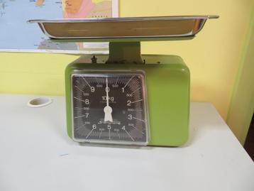 Groene vintage mechanische weegschaal beschikbaar voor biedingen