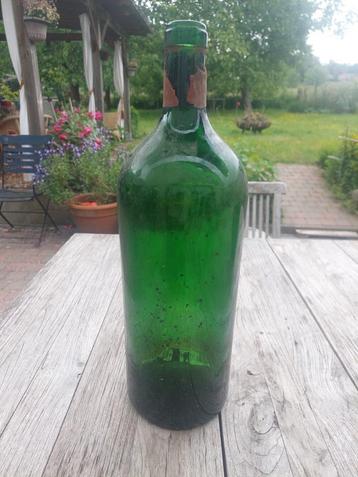 Oude wijn fles beschikbaar voor biedingen