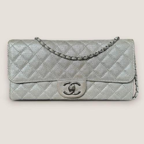 Chanel clutch on chain zilver authentiek, Handtassen en Accessoires, Tassen | Schoudertassen, Gebruikt, Overige merken, Zilver