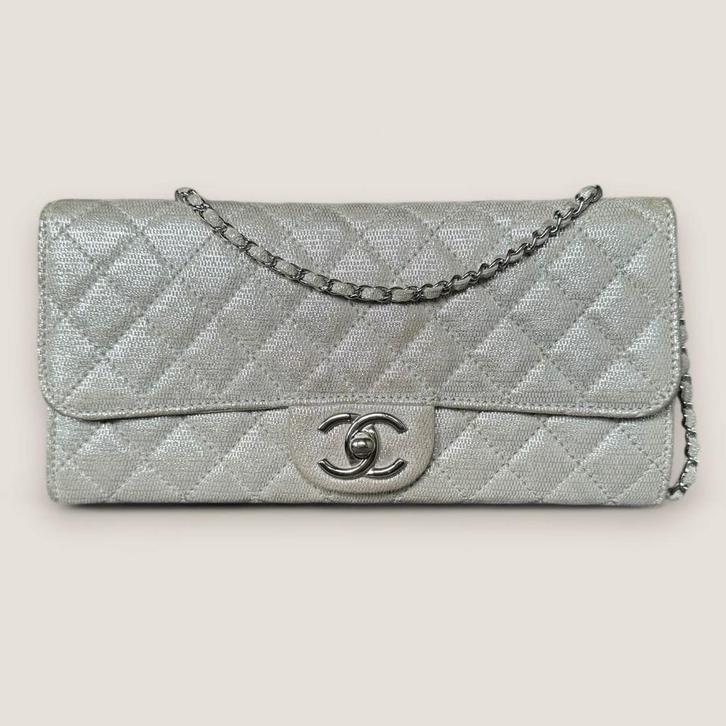 Chanel clutch on chain zilver authentiek, Handtassen en Accessoires, Tassen | Schoudertassen, Gebruikt, Overige merken, Zilver