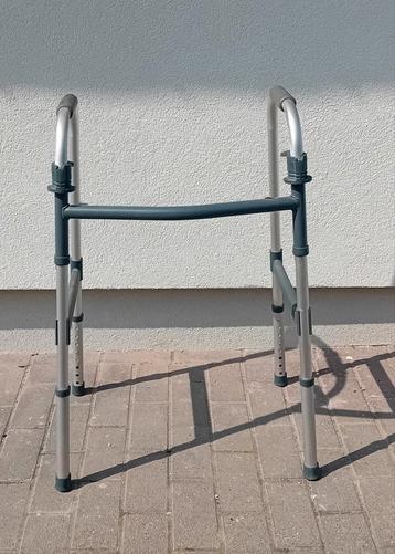 Cadre de marche pliable super léger. Il est en aluminium. Gs disponible aux enchères